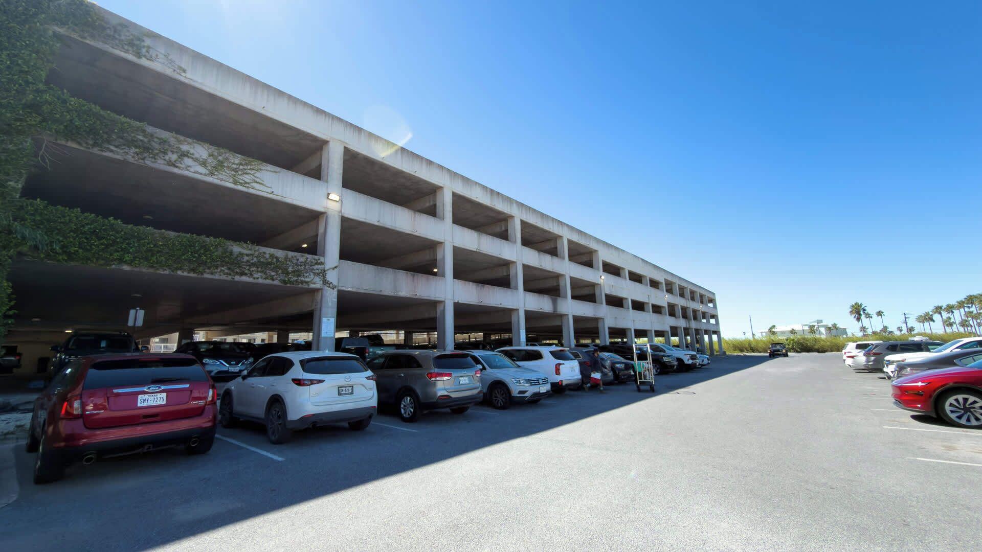 Eine mehrstöckige Parkgarage mit mehreren Autos.