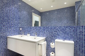 Een douche, een haardroger, handdoeken, zeep