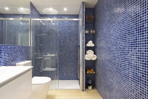 Een douche, een haardroger, handdoeken, zeep