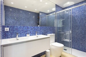 Douche, sèche-cheveux, serviettes fournies, savon