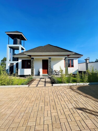 Small White House Njiro