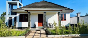 Small White House Njiro