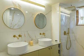 Shower, hair dryer, towels, toilet paper - Villa Araucaria – Private Pool & Jacuzzi with Stunning Sea Views (Rethymno)