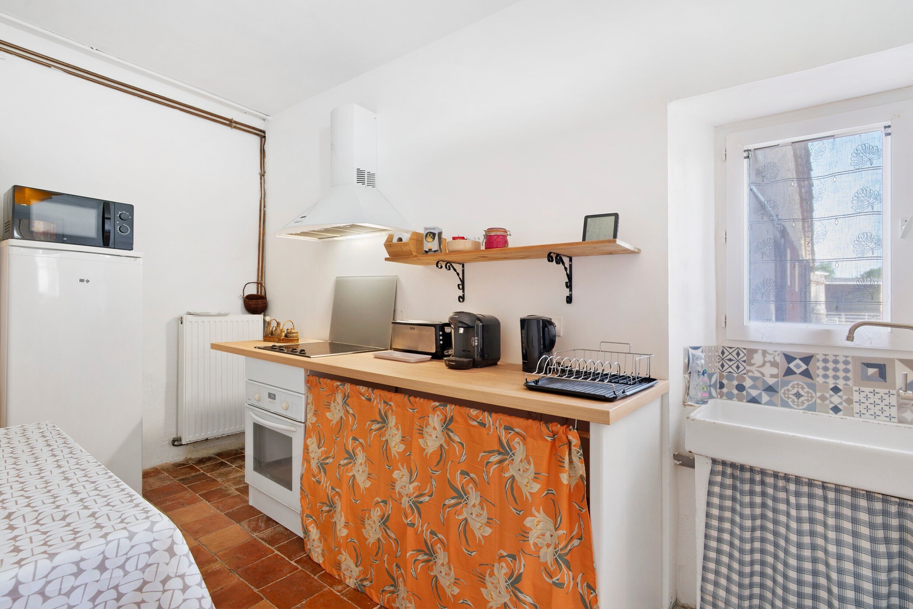 Coffee/tea maker, fridge, microwave, oven