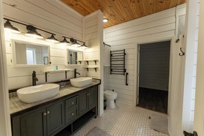 Bathroom - Spacious 4-bedroom farmhouse in beautiful Appling with AC (Appling)