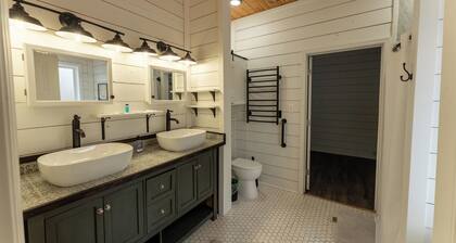 Spacious 4-bedroom farmhouse in beautiful Appling with AC