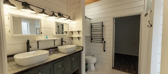 Spacious 4-bedroom farmhouse in beautiful Appling with AC