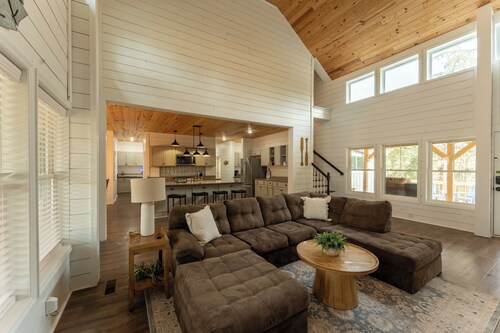 Spacious 4-bedroom farmhouse in beautiful Appling with AC