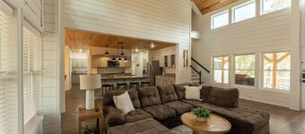 Spacious 4-bedroom farmhouse in beautiful Appling with AC