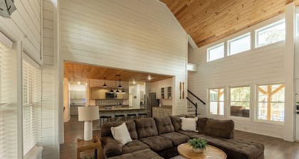 Spacious 4-bedroom farmhouse in beautiful Appling with AC