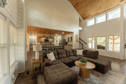 Spacious 4-bedroom farmhouse in beautiful Appling with AC