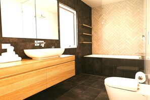 Shower, hair dryer, towels, soap - Coffs Harbour Home Serenity + Pool + Fire pit (Coffs Harbour)