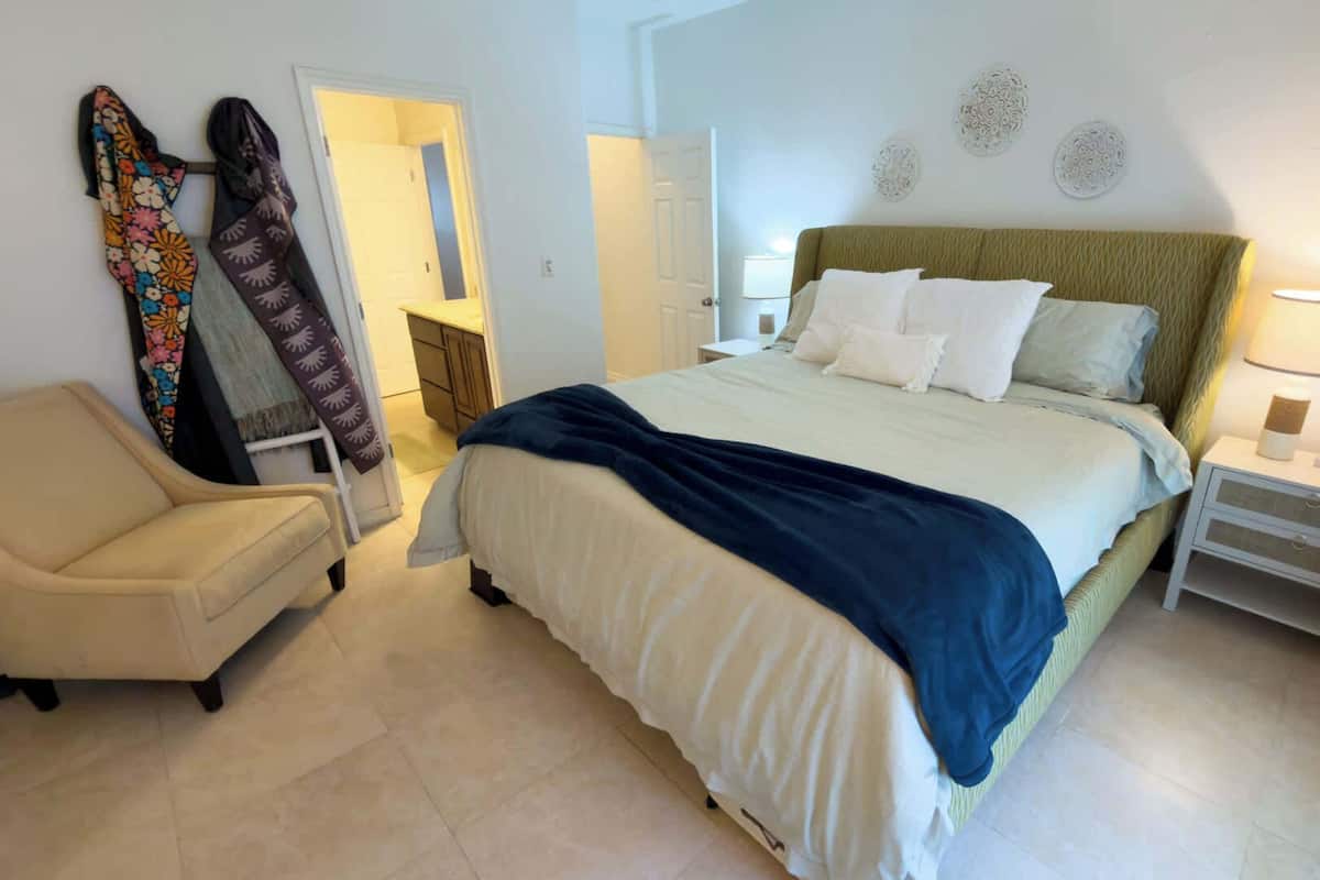 Pientalo, useita sänkyjä, parveke (Saturn Sunsets B)