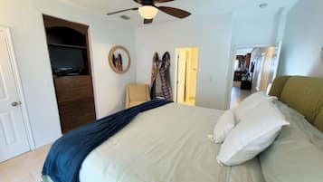 Resortwoning, meerdere bedden, balkon (Saturn Sunsets B) | 3 slaapkamers, individueel gedecoreerd, individueel gemeubileerd