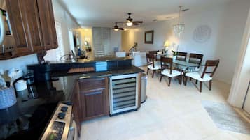 Maison en rangée, Plusieurs lits, balcon (Saturn Sunsets B) | Cuisine privée