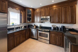 Private kitchen - Sunset Bay Views - Private 3 Levels - Rooftop Patio (South Padre Island)