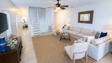 Casa de ciudad, varias camas, balcón (Saturn Sunsets B) | Área de sala de estar