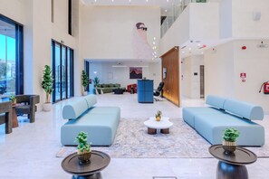 Coin salon dans le hall