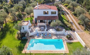 A two-story house with a swimming pool, surrounded by lush greenery and a stone pathway. - Villa Angiolina - Ideal for 5 people with A/C and Wi-Fi (Sardegna)