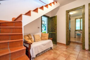 Interior - Villa Angiolina - Ideal for 5 people with A/C and Wi-Fi (Sardegna)