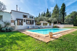 A modern house with a swimming pool, outdoor seating, and a well-maintained garden. - Villa Angiolina - Ideal for 5 people with A/C and Wi-Fi (Sardegna)