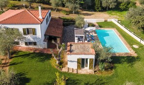 A two-story house with a swimming pool, a patio area, and a garden. - Villa Angiolina - Ideal for 5 people with A/C and Wi-Fi (Sardegna)