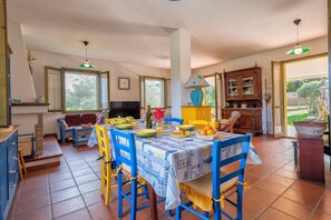 Dining - Villa Angiolina - Ideal for 5 people with A/C and Wi-Fi (Sardegna)