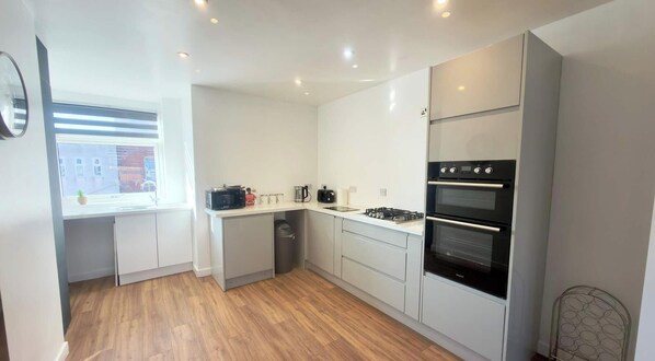 Fridge, microwave, oven, stovetop - Seaside Retreat Hideaway (Blackpool)