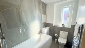Shower, hair dryer, towels, shampoo - Seaside Retreat Hideaway (Blackpool)