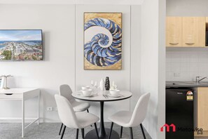 Dining - MetaWiseBnB Cronulla Beach Walk to Train & Shops 4 (Cronulla)