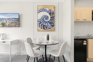 Dining - MetaWiseBnB Cronulla Beach Walk to Train & Shops 4 (Cronulla)