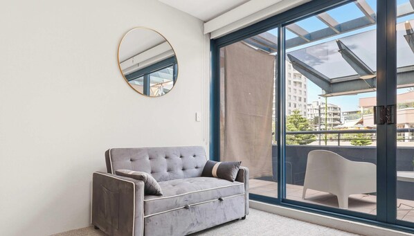 TV, offices - MetaWiseBnB Cronulla Beach Walk to Train & Shops 4 (Cronulla)