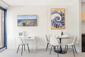 Dining - MetaWiseBnB Cronulla Beach Walk to Train & Shops 4 (Cronulla)