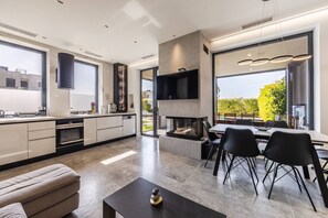 Fridge, oven, stovetop, dishwasher