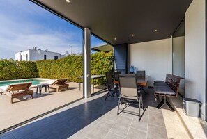 Outdoor dining - Villa AMMA | Pool & Jacuzzi by PikHost (Plazhi San Pietro)