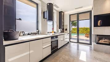 Fridge, oven, stovetop, dishwasher