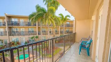 Apartment, Mehrere Betten, Balkon, Poolblick (Surfside 204) | Ausblick vom Zimmer