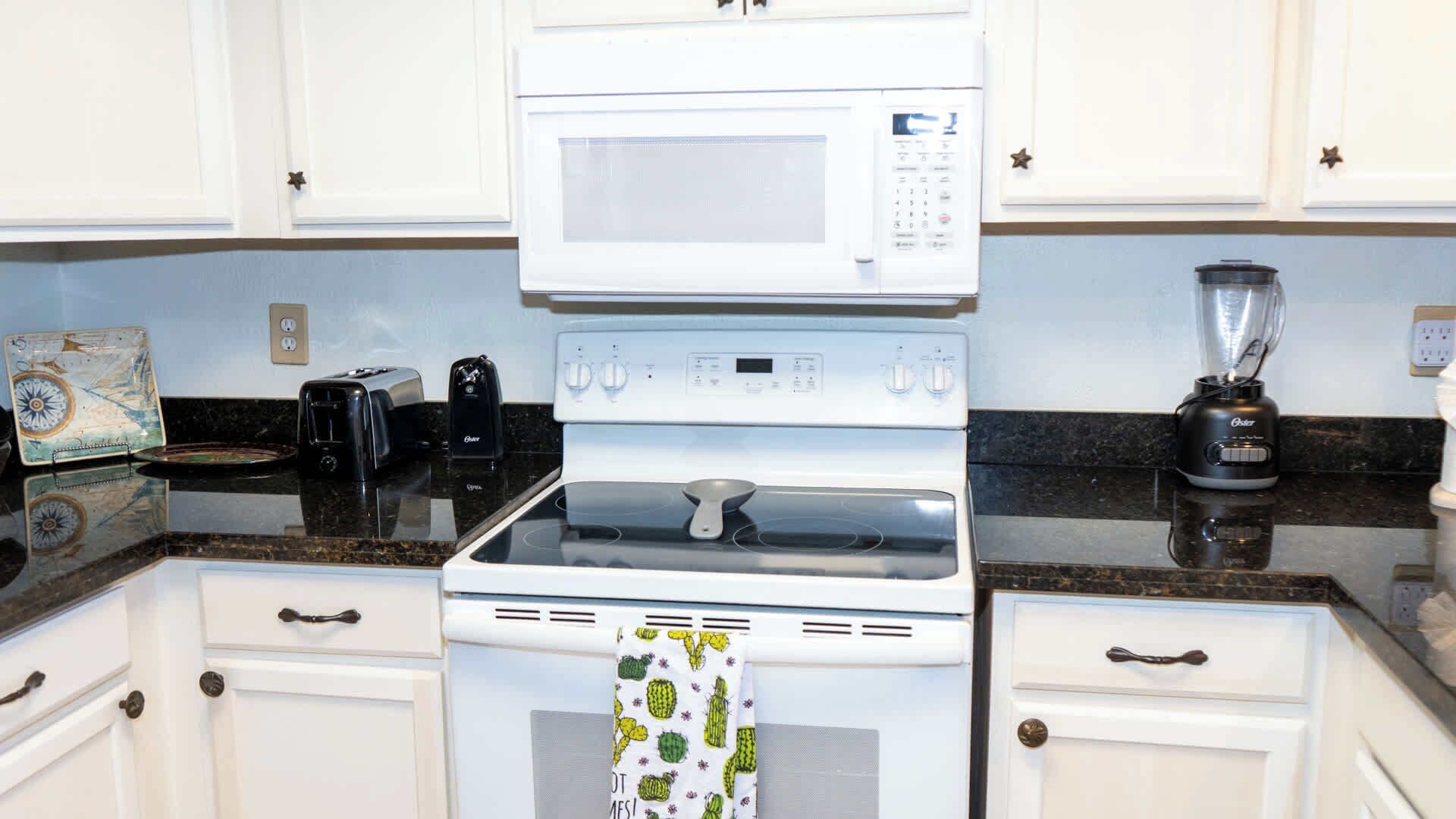 Departamento, varias camas, balcón, vista a la alberca (Surfside 204) | Cocina privada