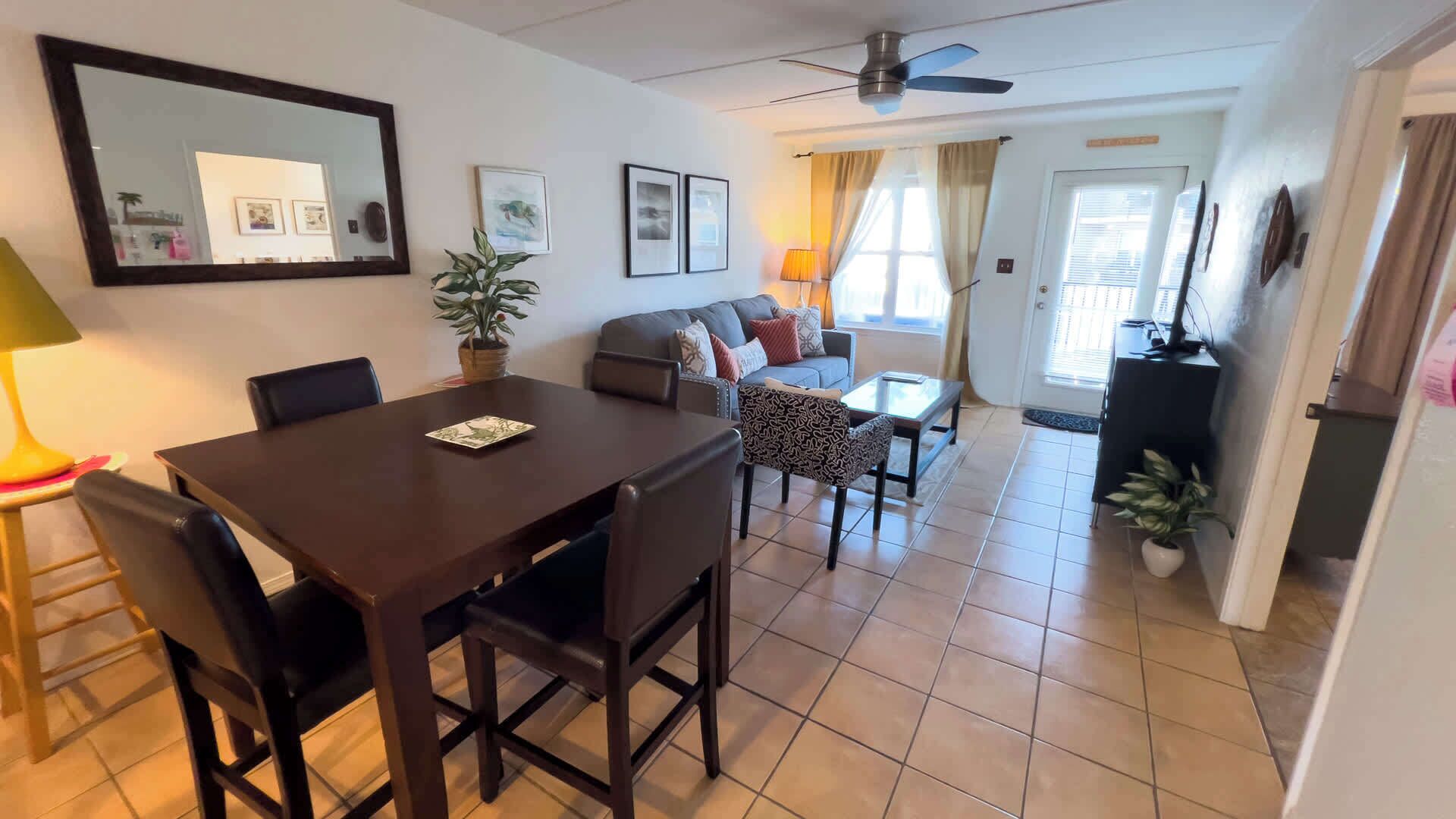 Apartemen, Beberapa Tempat Tidur, balkon, pemandangan kolam renang (Surfside 204) | Interior