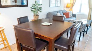 Apartment, Berbilang Katil, Balcony, Pool View (Surfside 204) | Tempat makan