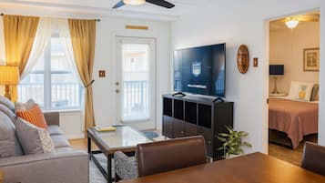 Căn hộ, nhiều giường, ban công, quang cảnh hồ bơi (Surfside 204) | Khu phòng khách