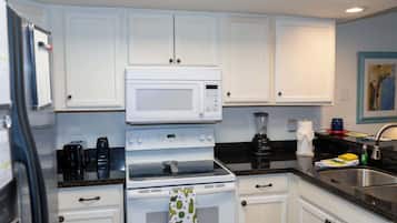 Appartement, Meerdere bedden, balkon, uitzicht op zwembad (Surfside 204) | Privékeuken