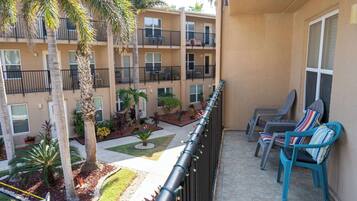 Apartemen, Beberapa Tempat Tidur, balkon, pemandangan kolam renang (Surfside 204) | Halaman properti