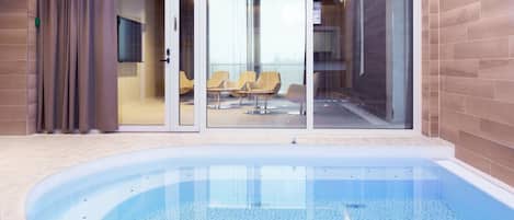 Sauna, hot tub