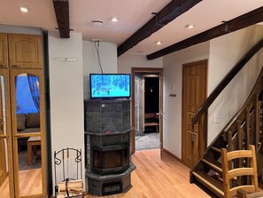 Appartement, 3 slaapkamers, sauna (Ritari) | Woonruimte | Een 50-inch flatscreentelevisie met kabelzenders en een open haard
