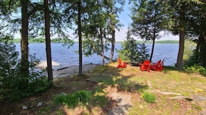 A lakeside campsite with red chairs and a dock. - Designer Waterfront Retreat l Dock Kayaks Firepit (Baysville)