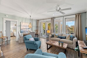 Smart TV, DVD player - 2BR Condo at Baytowne! Walk to Wharf, GOLF CART, Tropical Pool & Hot Tub. (Miramar Beach)