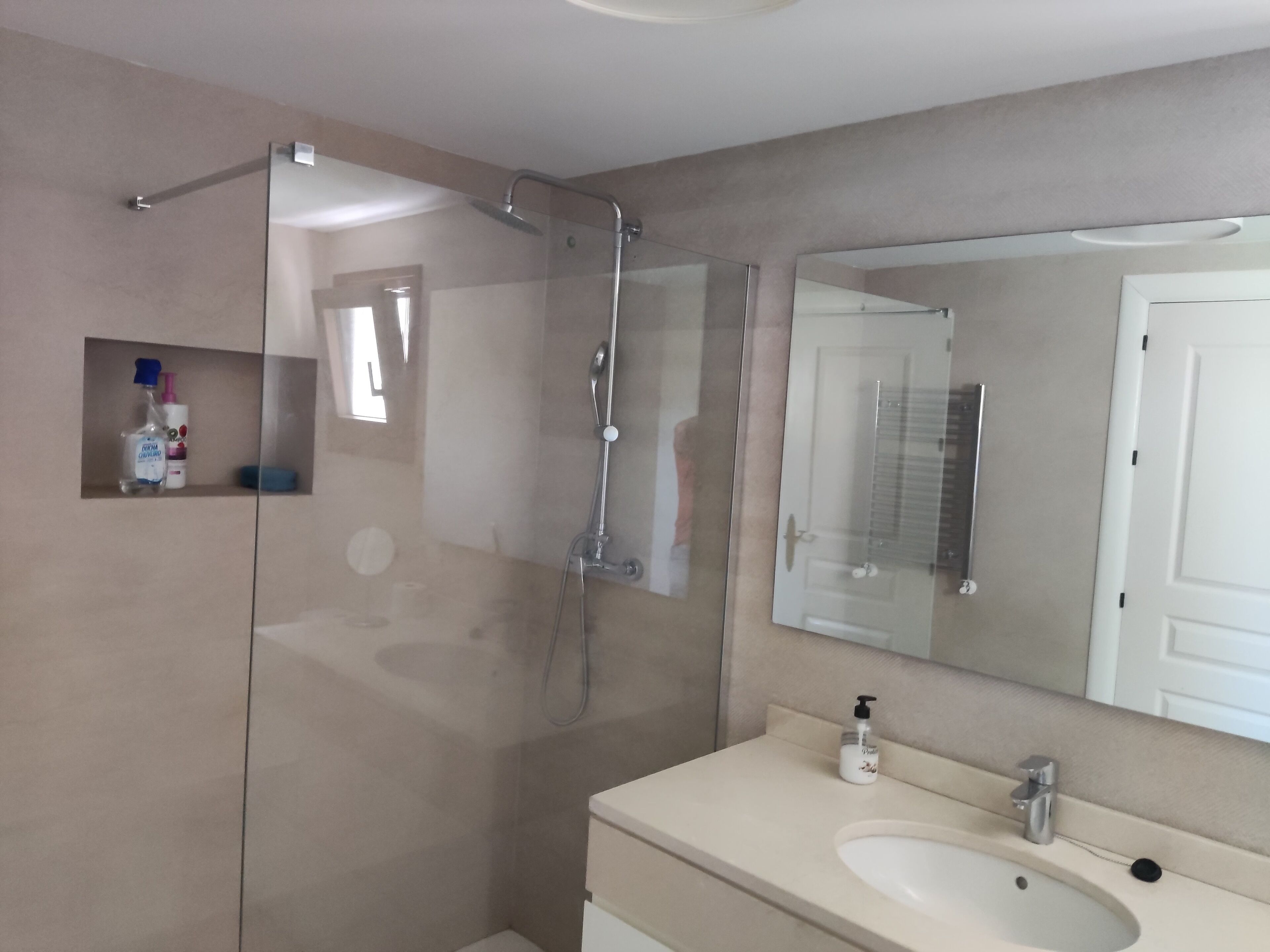 Bidet, jabón, papel de baño 