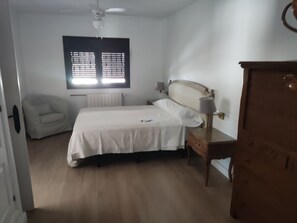 5 habitaciones, tabla de planchar con plancha y ropa de cama