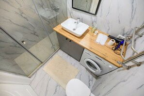 Shower, hair dryer, toilet paper - Уютная квартира в центре Алматы, жилой комплекс Уш Коныр (Almaty)